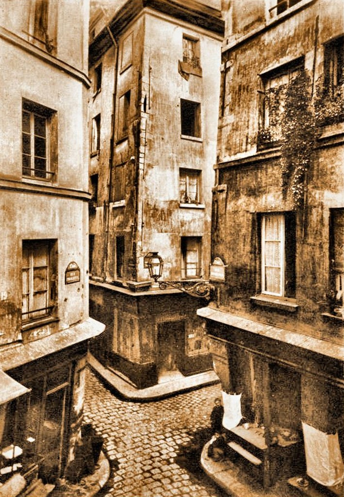 Une voiture sur le flanc, avenue Pierre-Mendès-France à  Saint-Jean-de-la-Ruelle - Orléans (45000)